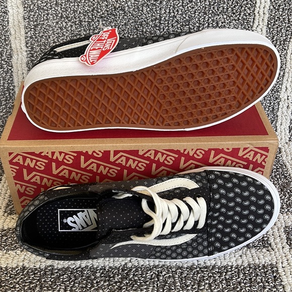 Vans Men’s Old Skool Tie Print Patchwork Black/True White Sneakers - Picture 4 of 16